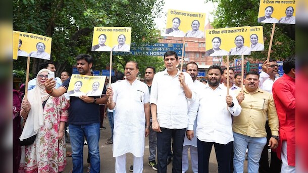 दिल्ली में 650 करोड़ के दवा घोटाले के खिलाफ LNJP अस्पताल के बाहर AAP का विरोध प्रदर्शन