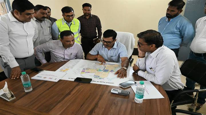 संभागायुक्त डॉ. सुदाम खाड़े ने हाल ही में पीएम मित्रा पार्क का निरीक्षण कर कार्य की समीक्षा की थी.