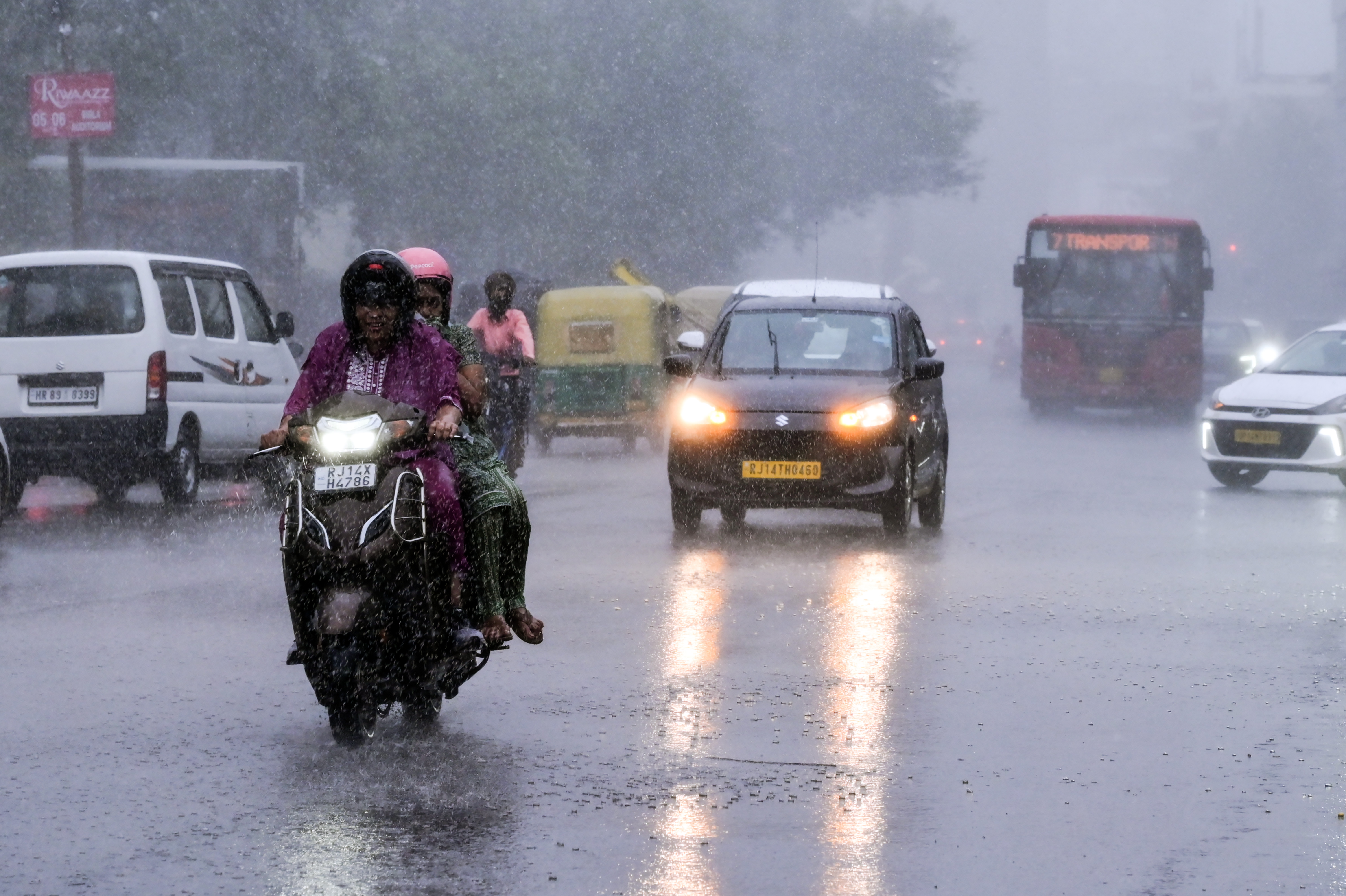 मॉनसून के पहले दिल्ली NCR में मौसम ने मारी पलटी, यूपी, उत्तराखंड में भी झमाझम बारिश
