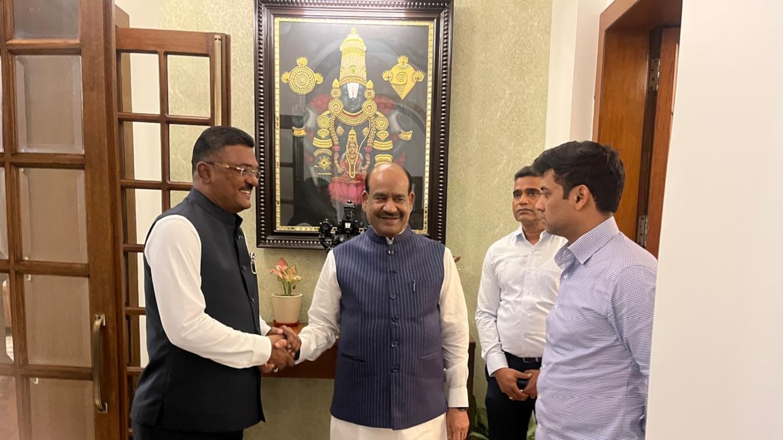 'Secret' Photos Of Team Uddhav Rebel MPs' Meet In Delhi Before Defection Surface