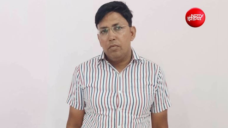 भ्रष्टाचार की हद! एक डॉक्टर दो जिलों में पदस्थ, 5 साल से ले रहा डबल सैलरी; फिर रिश्वत लेते धराया