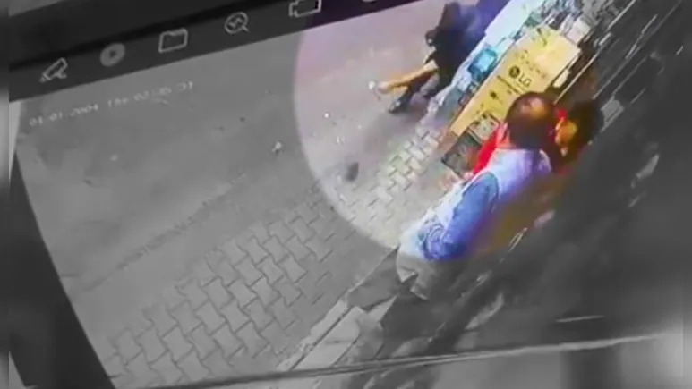 J&K में पुलिसकर्मी को आतंकवादियों ने प्वाइंट ब्लैंक रेंज से मारी गोली, CCTV में कैद हुई घटना