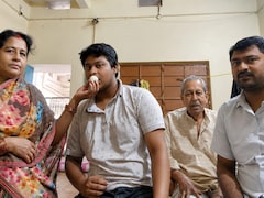 Success Story: पापा की बिना डिग्री वाली 'डॉक्टरी' पर हंसती थी दुनिया, अब बेटा बनेगा 'असली' डॉक्टर