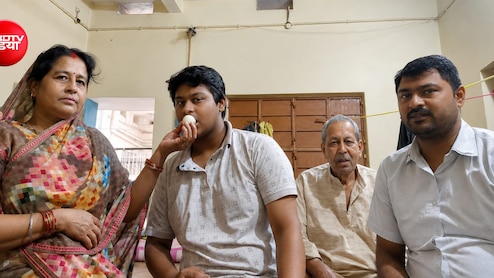 Success Story: पापा की बिना डिग्री वाली 'डॉक्टरी' पर हंसती थी दुनिया, अब बेटा बनेगा 'असली' डॉक्टर