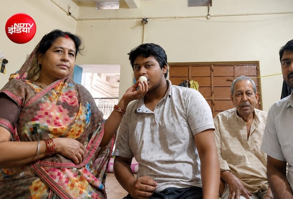Success Story: पापा की बिना डिग्री वाली 'डॉक्टरी' पर हंसती थी दुनिया, अब बेटा बनेगा 'असली' डॉक्टर