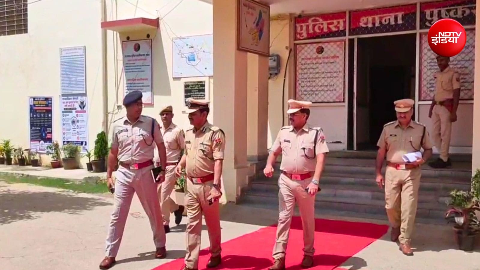 थाने में वरिष्ठ पुलिस अधिकारियों के साथ एडीजी घुमड़िया