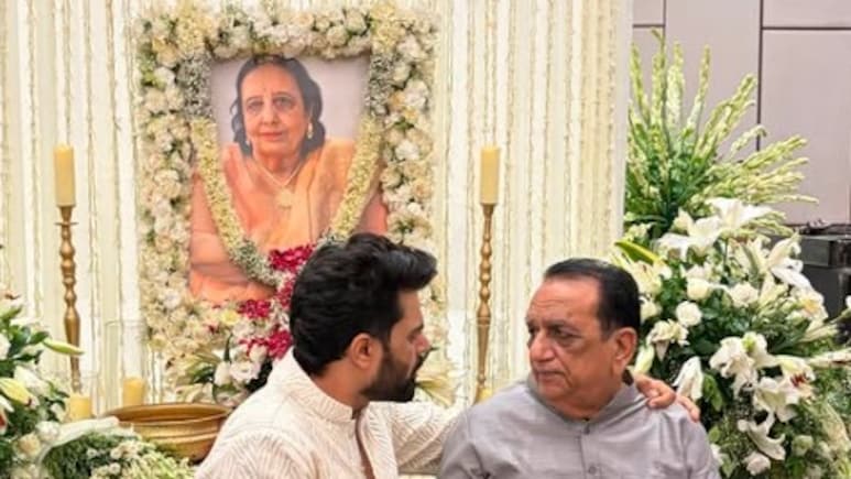 मनीष पॉल पर टूटा दुखों का पहाड़, मां के जाने के बाद पिता को संभालते दिखे एक्टर, तस्वीरों के साथ यूं छलका दर्द