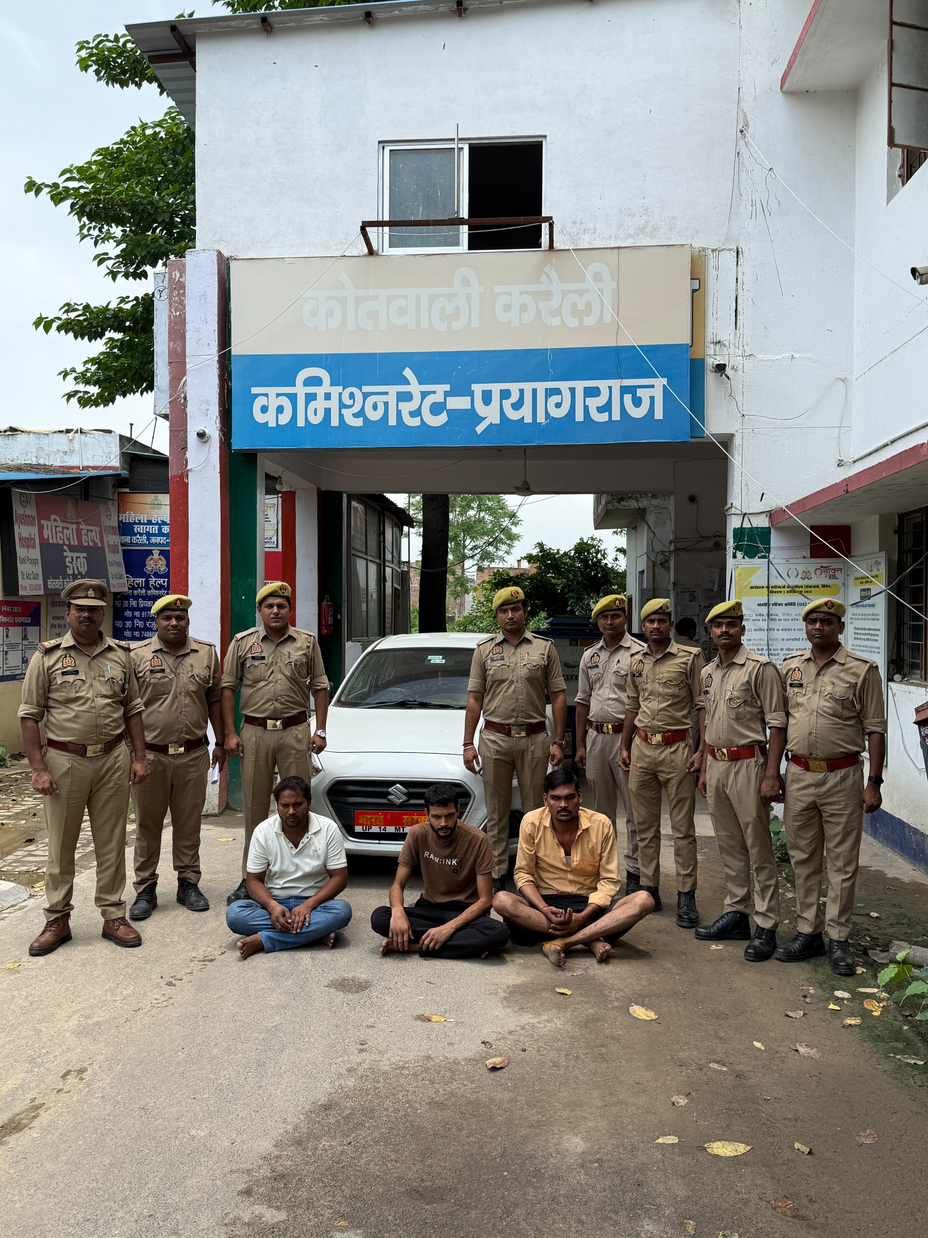पुलिस गिरफ्त में तीनों बदमाश.