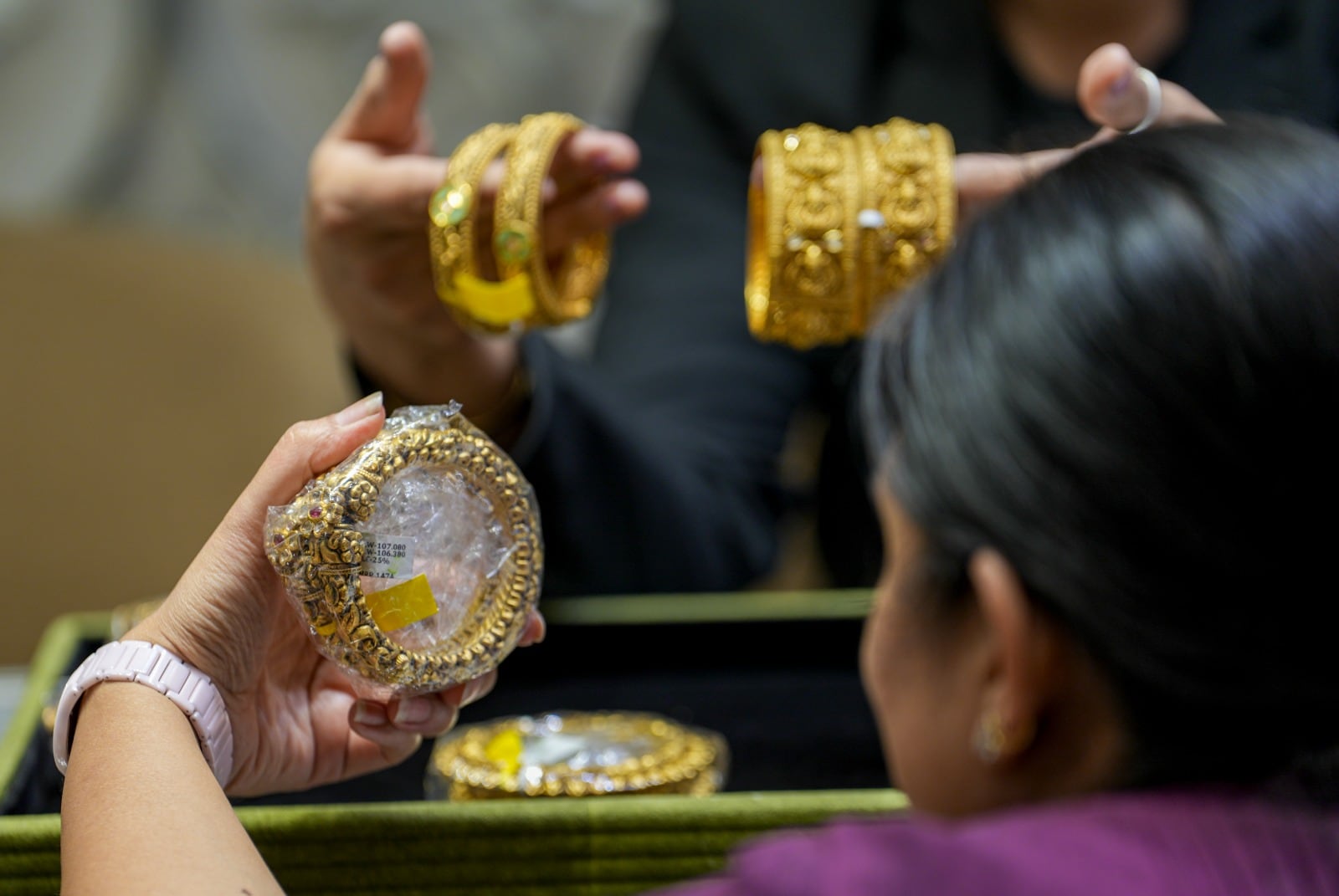 Gold prices fall in India; silver rebounds as demand remains subdued