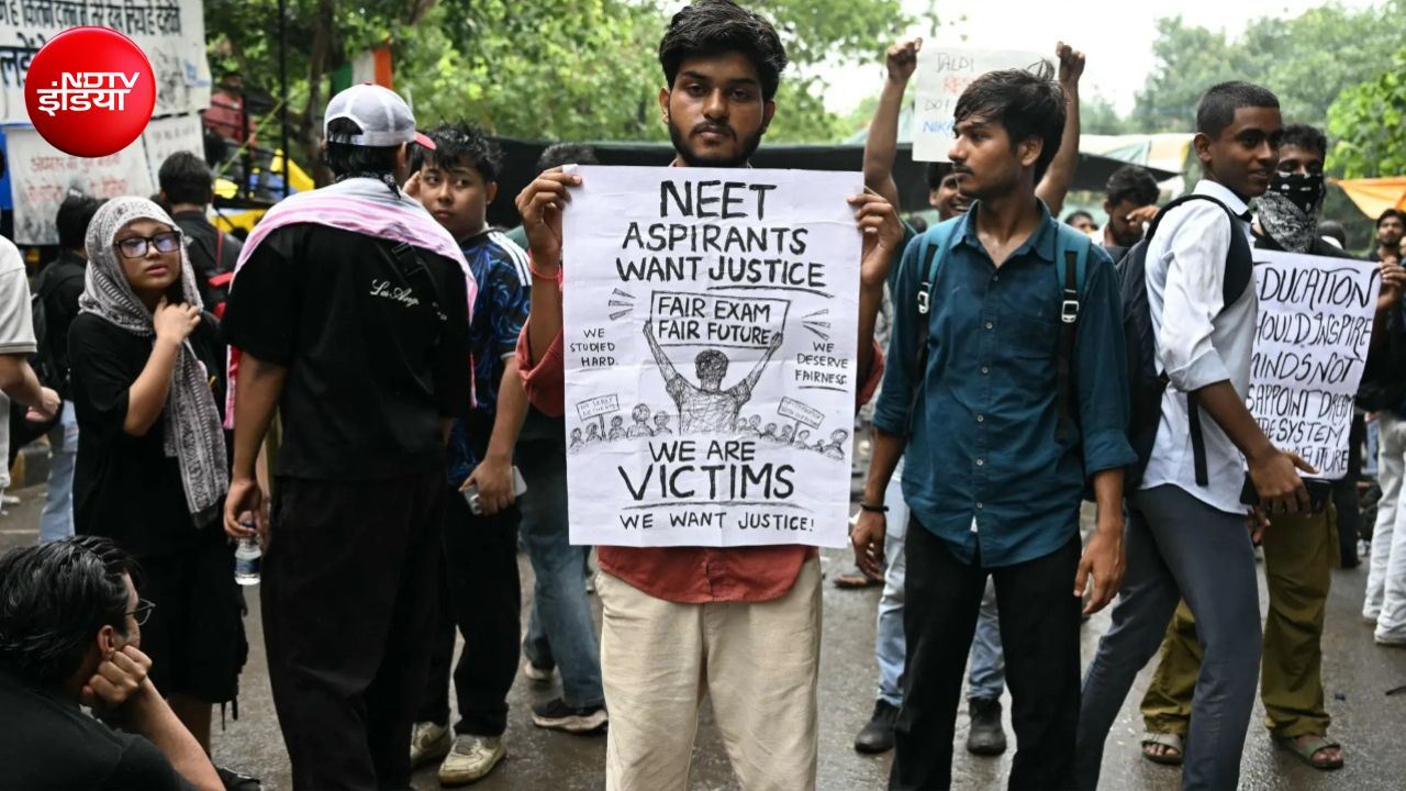 प्रतियोगी परीक्षाओं के पेपर लीक होने को लेकर देशभर के लोगों में गुस्सा है. प्रतियोगी परीक्षाओं के पेपर लीक होने को लेकर देशभर के लोगों में गुस्सा है.