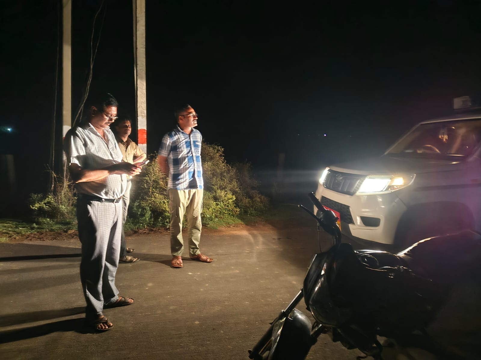 शिवपुरी में आदिवासी महिला ने सड़क पर बच्चे को जन्म दिया. एंबुलेंस उपलब्ध न होने पर तहसीलदार ने अपनी गाड़ी से जच्चा-बच्चा को अस्पताल पहुंचाया. 