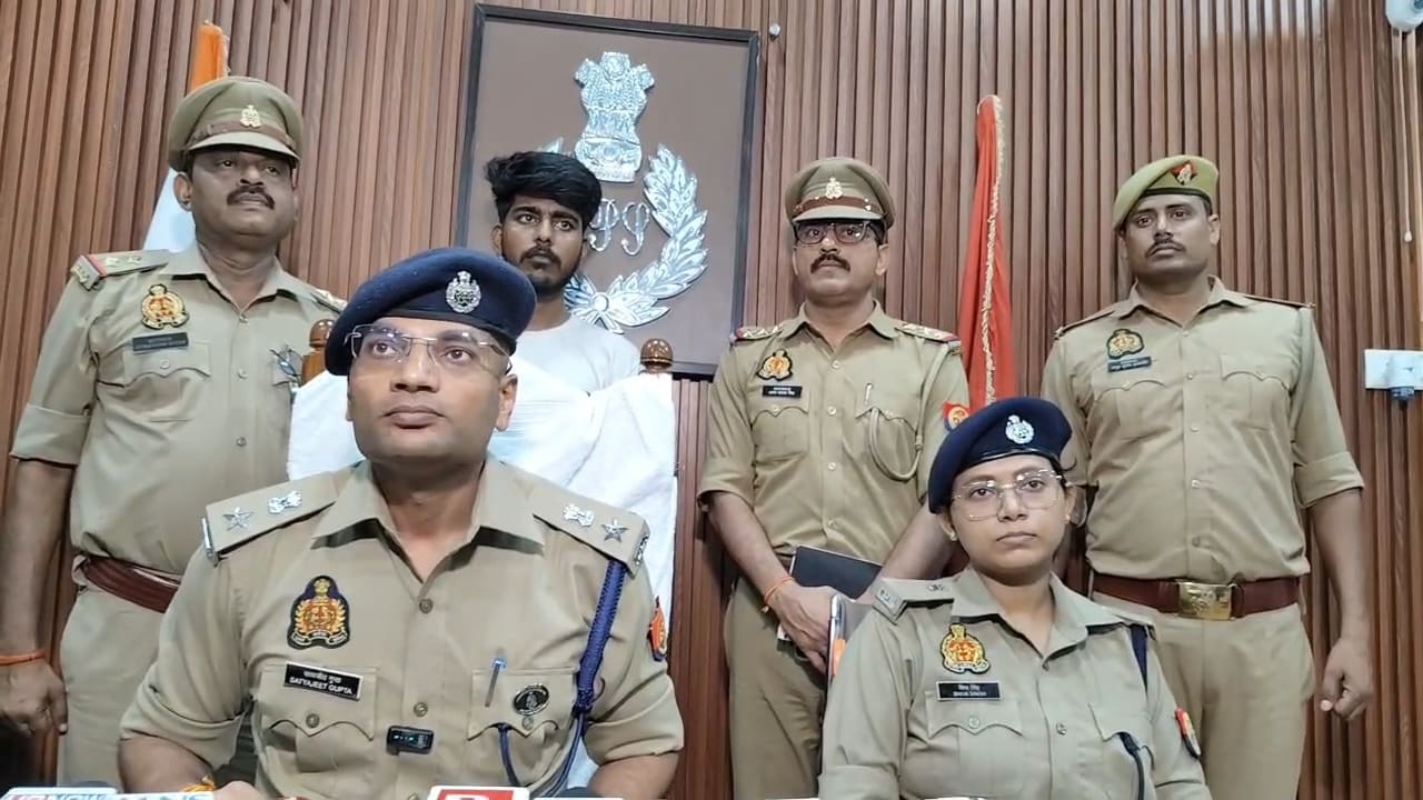 कानपुर डीसीपी पूर्वी सत्यजीत गुप्ता के साथ अन्य पुलिस अधिकारी और आरोपी फैज आलम. कानपुर डीसीपी पूर्वी सत्यजीत गुप्ता के साथ अन्य पुलिस अधिकारी और आरोपी फैज आलम.
