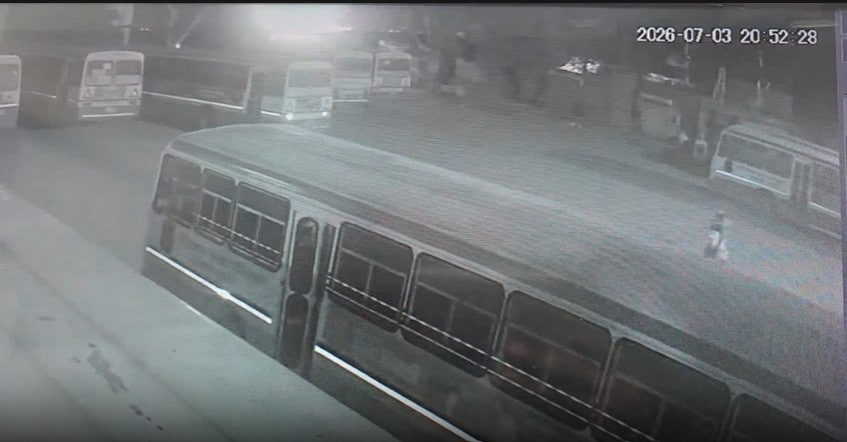 CCTV फुटेज में स्टैंड से बस लेकर निकलता दिखा चोर. CCTV फुटेज में स्टैंड से बस लेकर निकलता दिखा चोर.
