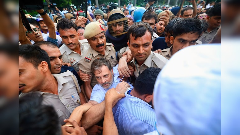 हिरासत में लिए गए राहुल गांधी, दिल्ली पुलिस उठाकर ले गई; Photos