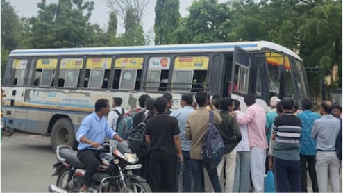 भोपाल से कोटा जा रही रोडवेज बस में बैठे थे 60 यात्री, बीच में खड़ी कर सो गया ड्राइवर; जगाने पर बोला- मैं मंत्री का आदमी हूं