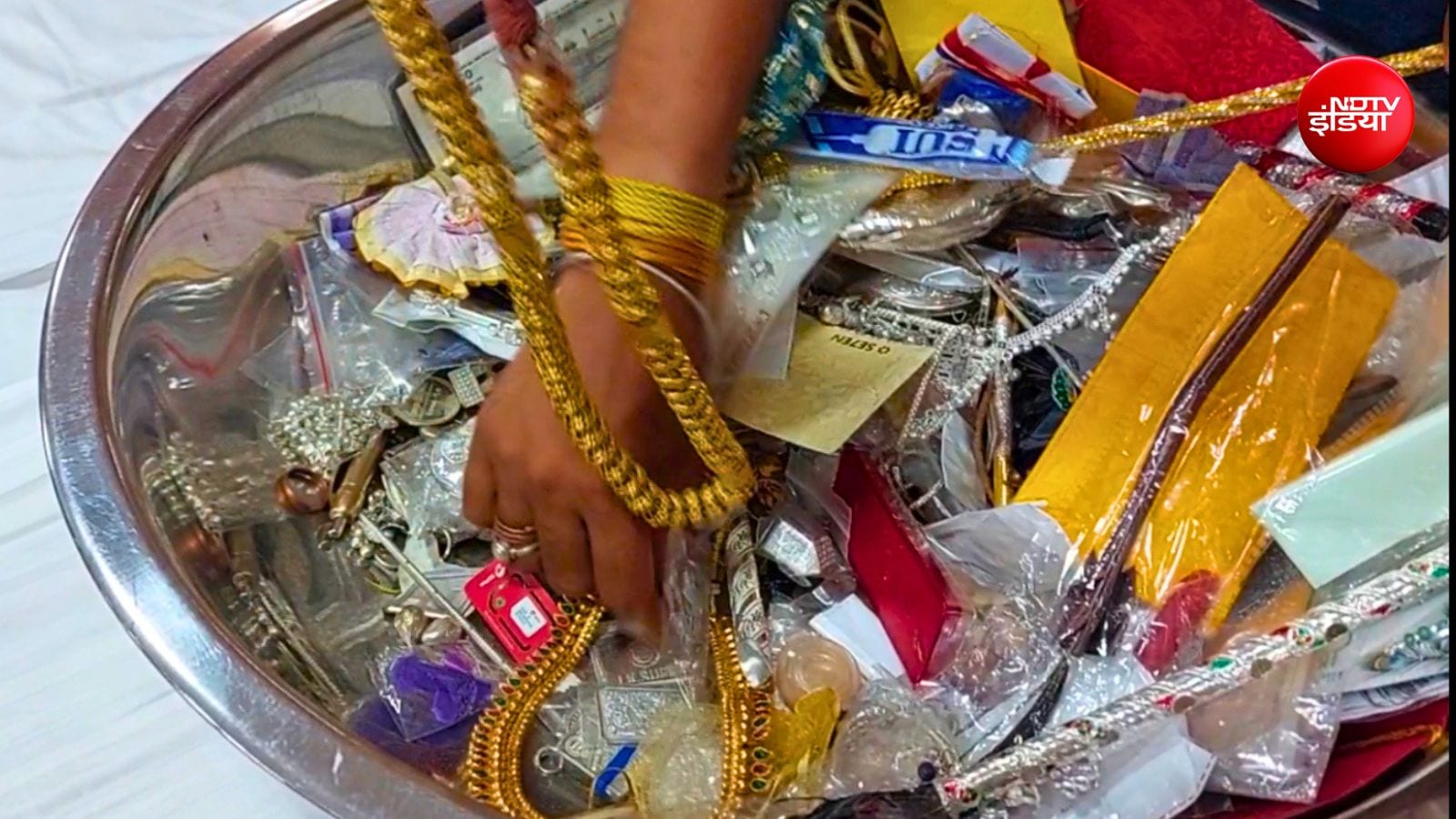 भक्तों के चढ़ाए सोना और चांदी की सामग्रियां भक्तों के चढ़ाए सोना और चांदी की सामग्रियां