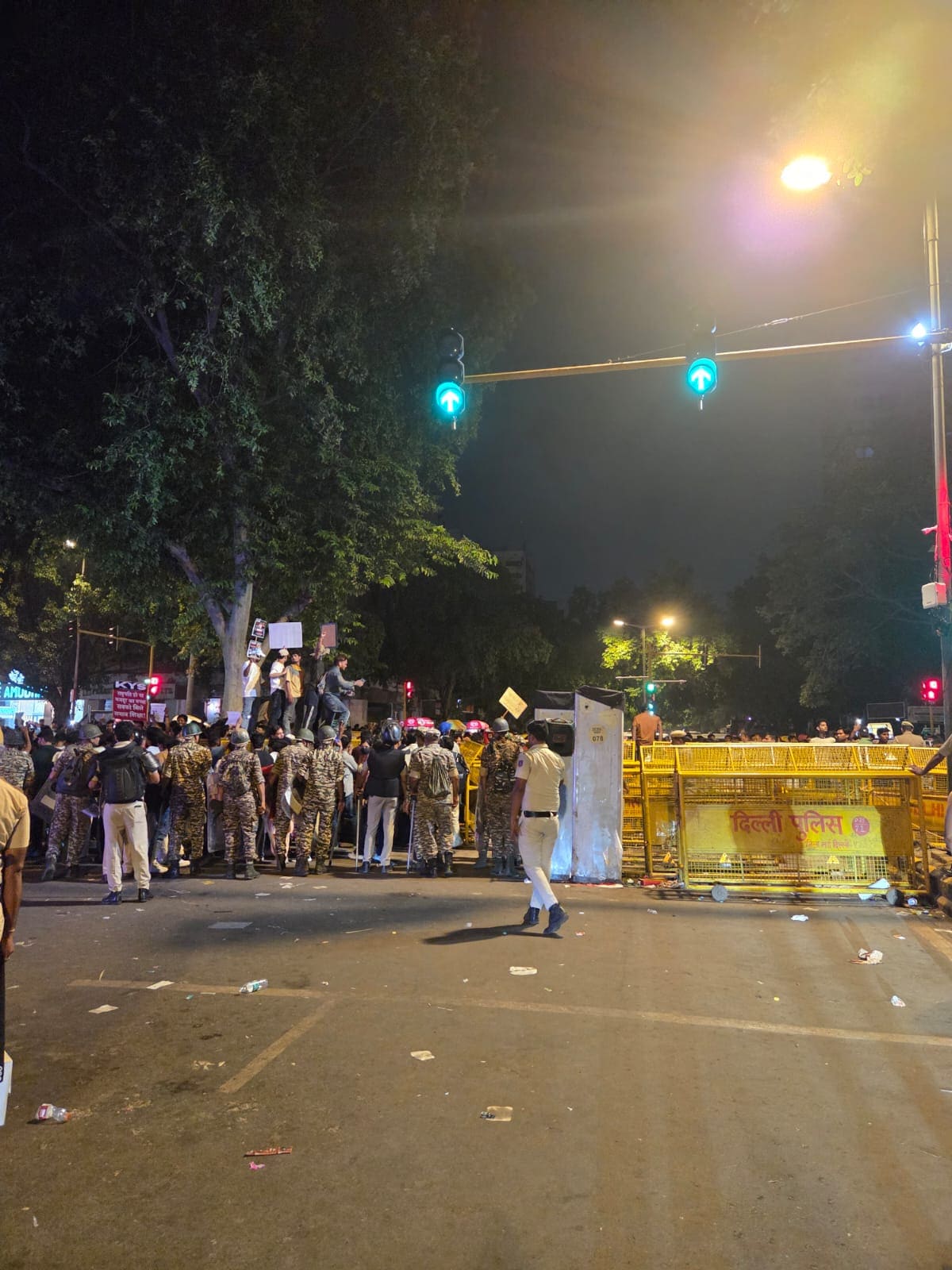पुलिस ने जंतर-मंतर खाली कराने का काम दो चरण में किया, पहले छात्रों को जनपथ मार्केट की ओर से बाहर किया (फोटो- एनडीटीवी) पुलिस ने जंतर-मंतर खाली कराने का काम दो चरण में किया, पहले छात्रों को जनपथ मार्केट की ओर से बाहर किया (फोटो- एनडीटीवी)