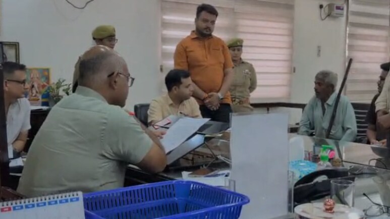 बुजुर्ग पति बोला -&lsquo;मुझे मेरी पत्नी से बचाइए&rsquo;, 41 साल की शादी के बाद डीएम दरबार में लगाई गुहार
