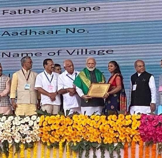 पीएम नरेंद्र मोदी महिला किसान कंचन शरद वर्मा को दे चुके हैं कृषि कर्मण अवॉर्ड. पीएम नरेंद्र मोदी महिला किसान कंचन शरद वर्मा को दे चुके हैं कृषि कर्मण अवॉर्ड.