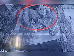 VIDEO: बुर्का पहनकर आईं दो महिला चोर, दुकानदार की आंखों के सामने बैग चुराकर हुईं फरार