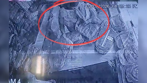 VIDEO: बुर्का पहनकर आईं दो महिला चोर, दुकानदार की आंखों के सामने बैग चुराकर हुईं फरार