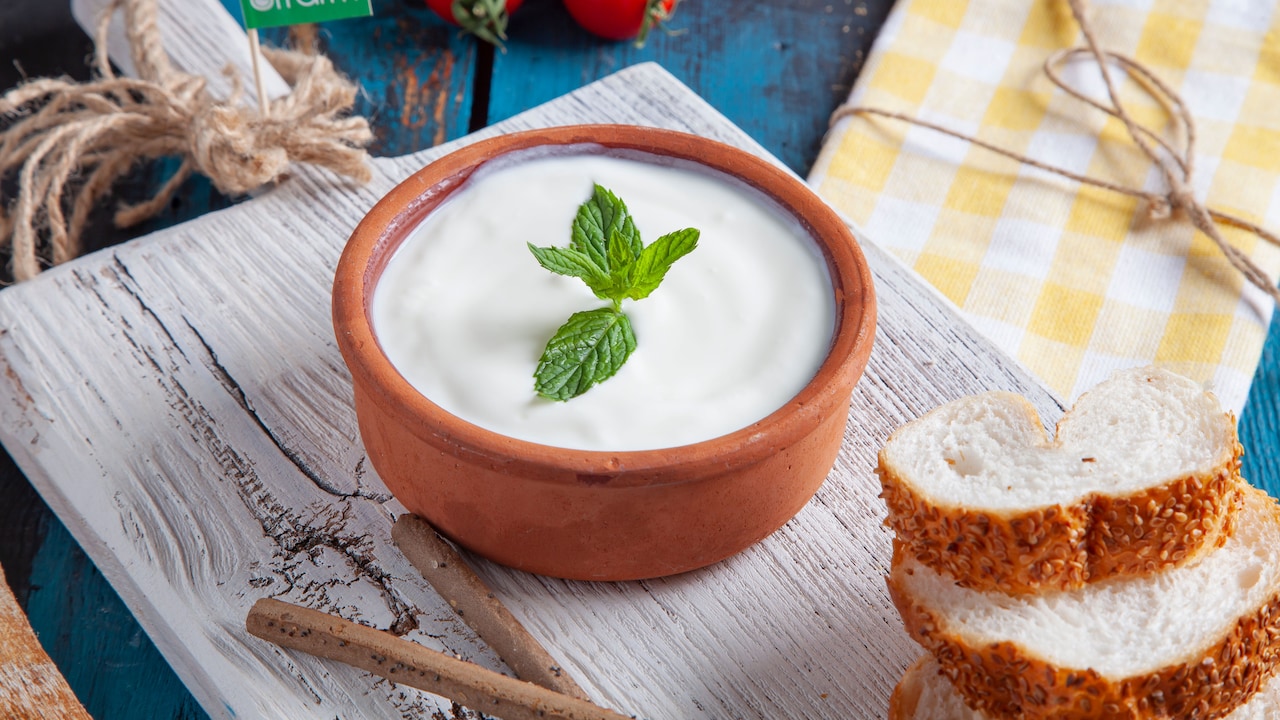 How to use a curd maker to get perfect dahi at home 