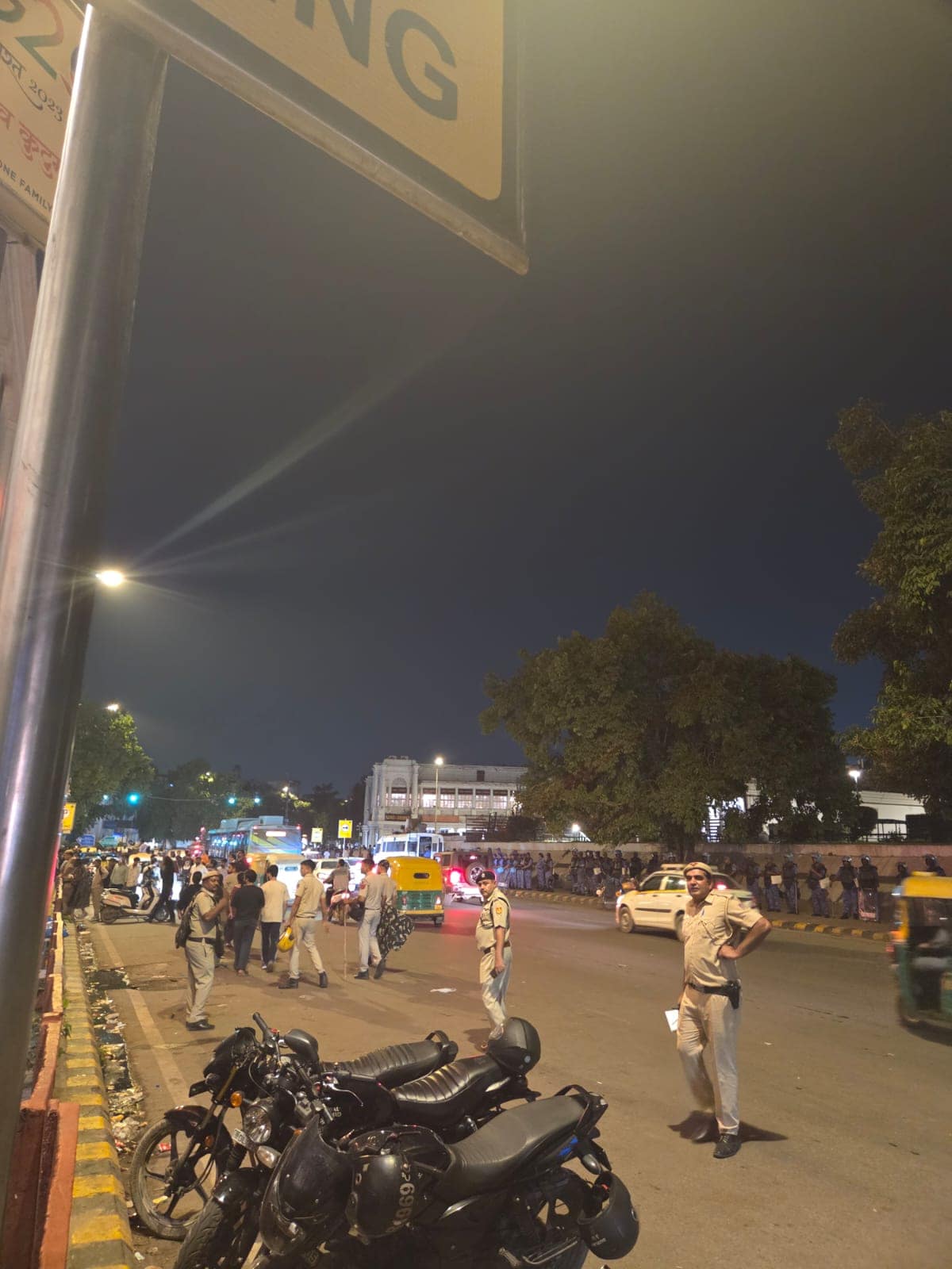 दिल्ली पुलिस ने रात में ही सीपी को भी प्रदर्शनकारी छात्रों से खाली करवाया (फोटो- एनडीटीवी) दिल्ली पुलिस ने रात में ही सीपी को भी प्रदर्शनकारी छात्रों से खाली करवाया (फोटो- एनडीटीवी)