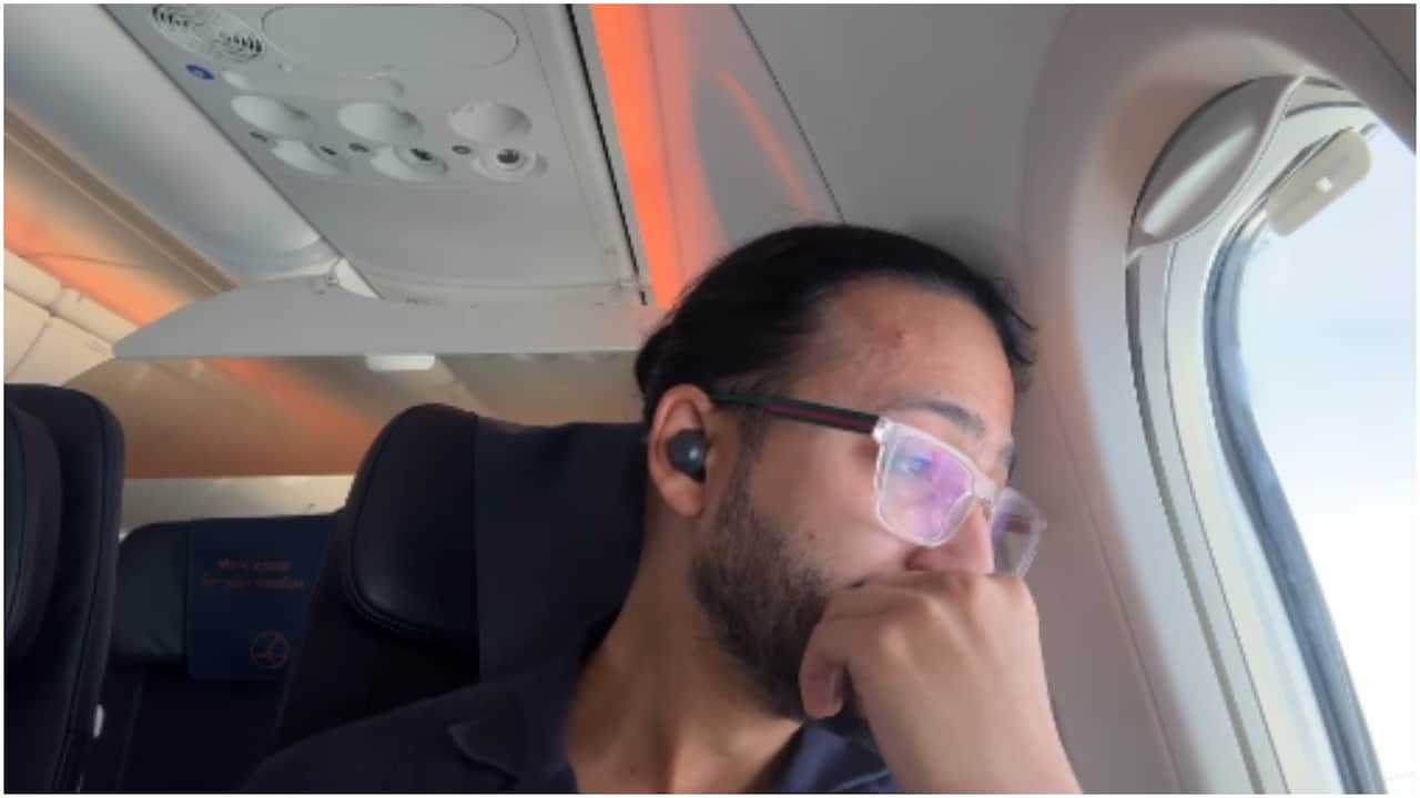 बचपन का सपना सच हुआ तो फ्लाइट में ही रोने लगा ये बिजनेसमैन, वीडियो देखकर लोग बोले- 'हमें तुम पर गर्व है'