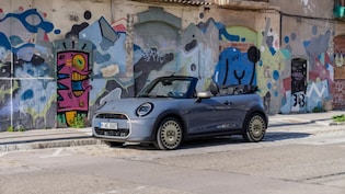 Mini Cooper ने लॉन्च की नई स्टार्डस्ट एडिशन! 18 सेकेंड में बदल जाती है यह लग्जरी कार, जानें कीमत