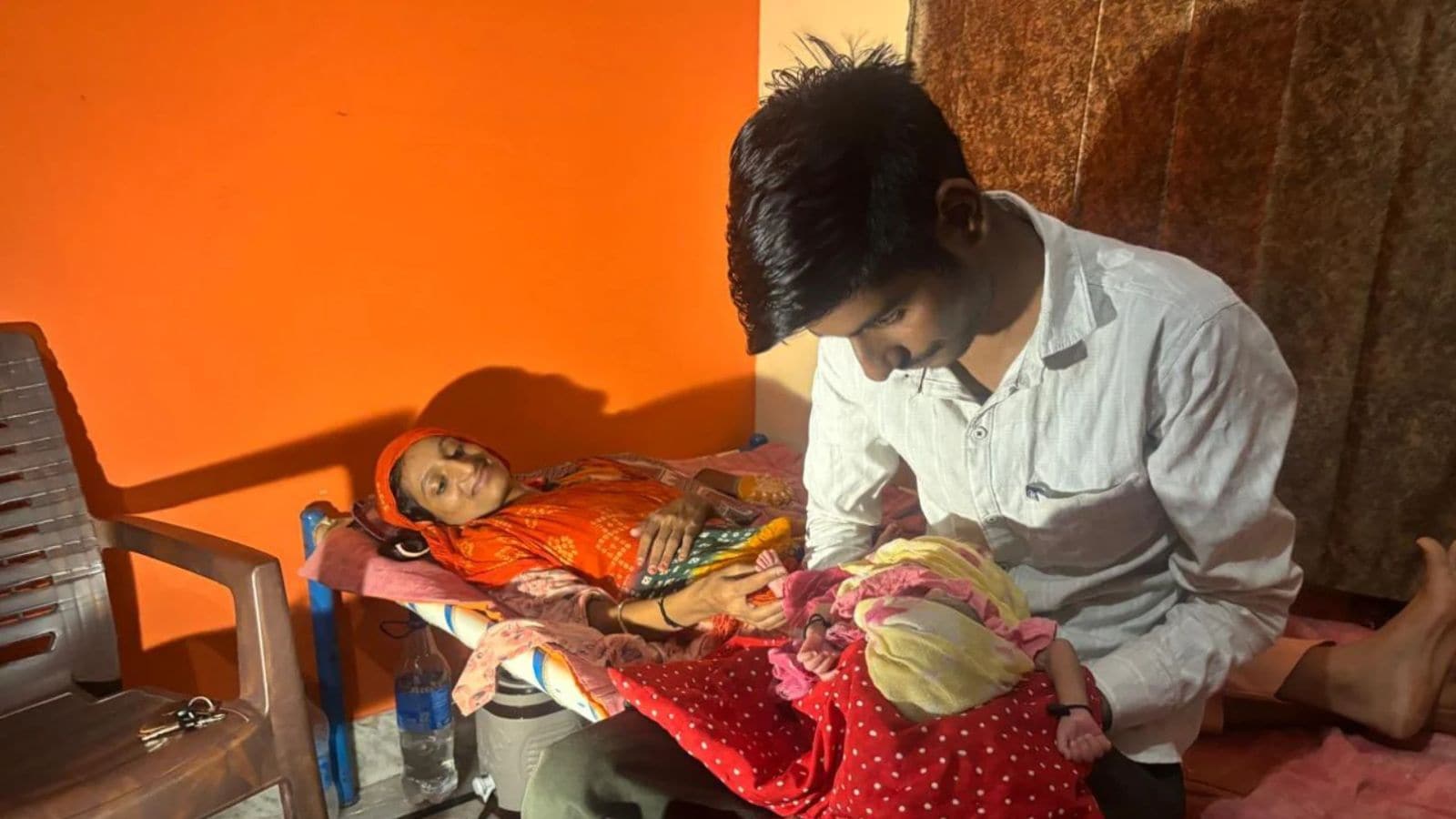 अस्पताल से छुट्टी मिलने के बाद घर पर मौजूद रहीला