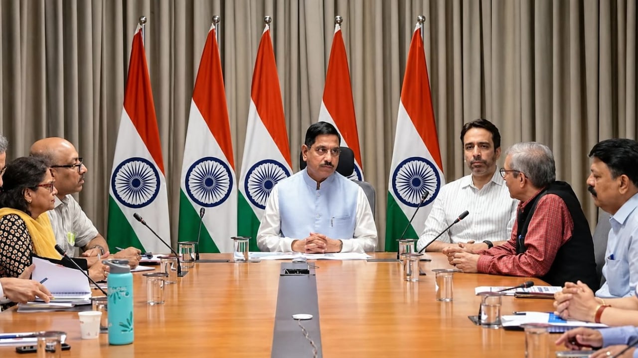 शिक्षा मंत्री बनते ही प्रह्लाद जोशी की ताबड़तोड़ बैठकें, किस बात पर हो गए नाराज?