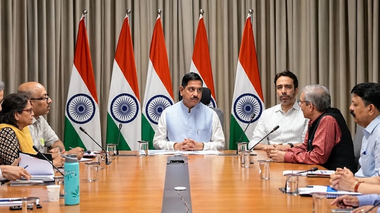 शिक्षा मंत्री बनते ही प्रह्लाद जोशी की ताबड़तोड़ बैठकें, किस बात पर हो गए नाराज?