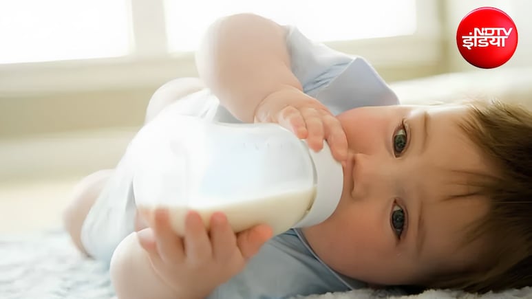 Bottle Feeding के दौरान पैरेंट्स इन बातों का रखें ध्यान, एक्सपर्ट ने बताई 4 जरूरी टिप्स