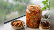 बारिश में अचार को फफूंद लगने से कैसे बचाएं? ये हैक्स बचाएंगे अचार का स्वाद