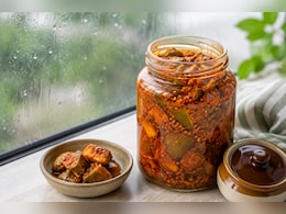 बारिश में अचार को फफूंद लगने से कैसे बचाएं? ये हैक्स बचाएंगे अचार का स्वाद