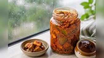 बारिश में अचार को फफूंद लगने से कैसे बचाएं? ये हैक्स बचाएंगे अचार का स्वाद