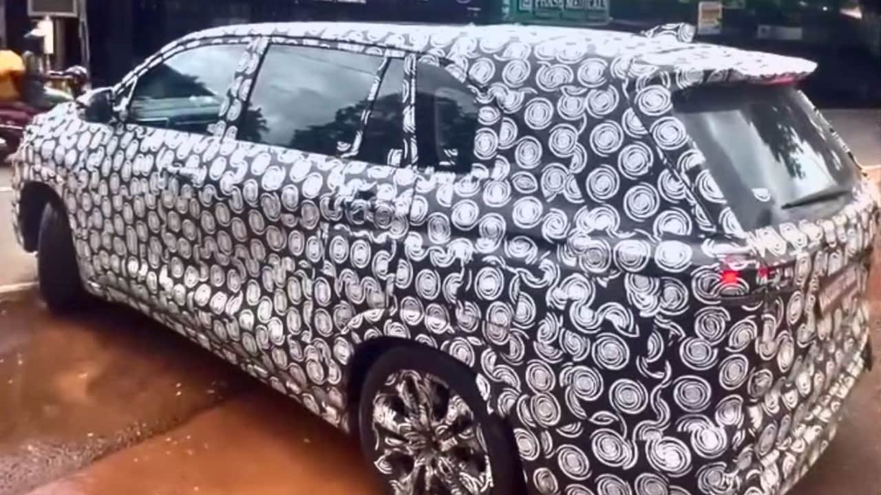 Toyota Innova Hycross facelift spy shots (Image Source- habeeb_payyoly/Instagram)