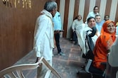 मीटिंग में जगह नहीं मिली तो अपनी कुर्सी लेकर पहुंच गया पार्षद, अधिकारी लगे मुस्कुराने