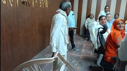 मीटिंग में जगह नहीं मिली तो अपनी कुर्सी लेकर पहुंच गया पार्षद, अधिकारी लगे मुस्कुराने