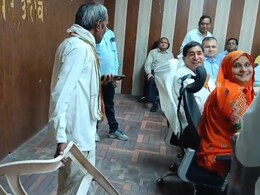 मीटिंग में जगह नहीं मिली तो अपनी कुर्सी लेकर पहुंच गया पार्षद, अधिकारी लगे मुस्कुराने