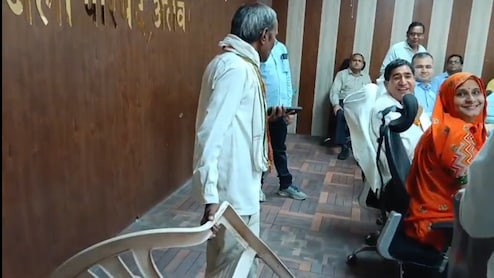 मीटिंग में जगह नहीं मिली तो अपनी कुर्सी लेकर पहुंच गया पार्षद, अधिकारी लगे मुस्कुराने