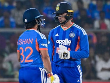 India vs England 1st T20I LIVE Score: 4-4- 6, 6 अभिषेक शर्मा ने इंग्लैंड में मचाया गदर,  टी-20 इंटरनेशनल में पूरे किए 100 छक्के