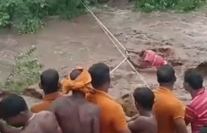 VIDEO: उफनती नदी में 4 घंटे फंसी रहीं दो महिलाएं, रेस्क्यू टीम ने जान पर खेलकर सुरक्षित निकाला