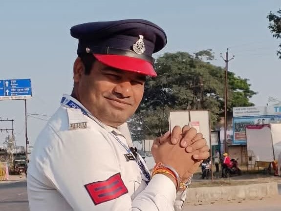 vivekanand tiwari traffic police resign: नौकरी से इस्तीफा देने वाले विवेकानंद तिवारी की पूरी कहानी. vivekanand tiwari traffic police resign: नौकरी से इस्तीफा देने वाले विवेकानंद तिवारी की पूरी कहानी.