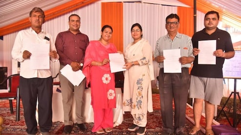 सास ने बहू के नाम लिख दिया घर तो भाइयों ने दिवंगत मां को याद कर बहनों के नाम कर दी पिता की संपत्ति