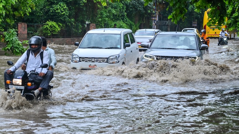 सावन में झूमकर बरसेंगे बदरा, दिल्ली, यूपी से बिहार तक 16 राज्यों में बारिश का अलर्ट, जानें आज का मौसम