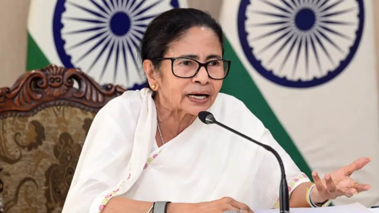 जनगणना की कवायद NRC लागू करने की एक और परोक्ष कोशिश... ममता बनर्जी