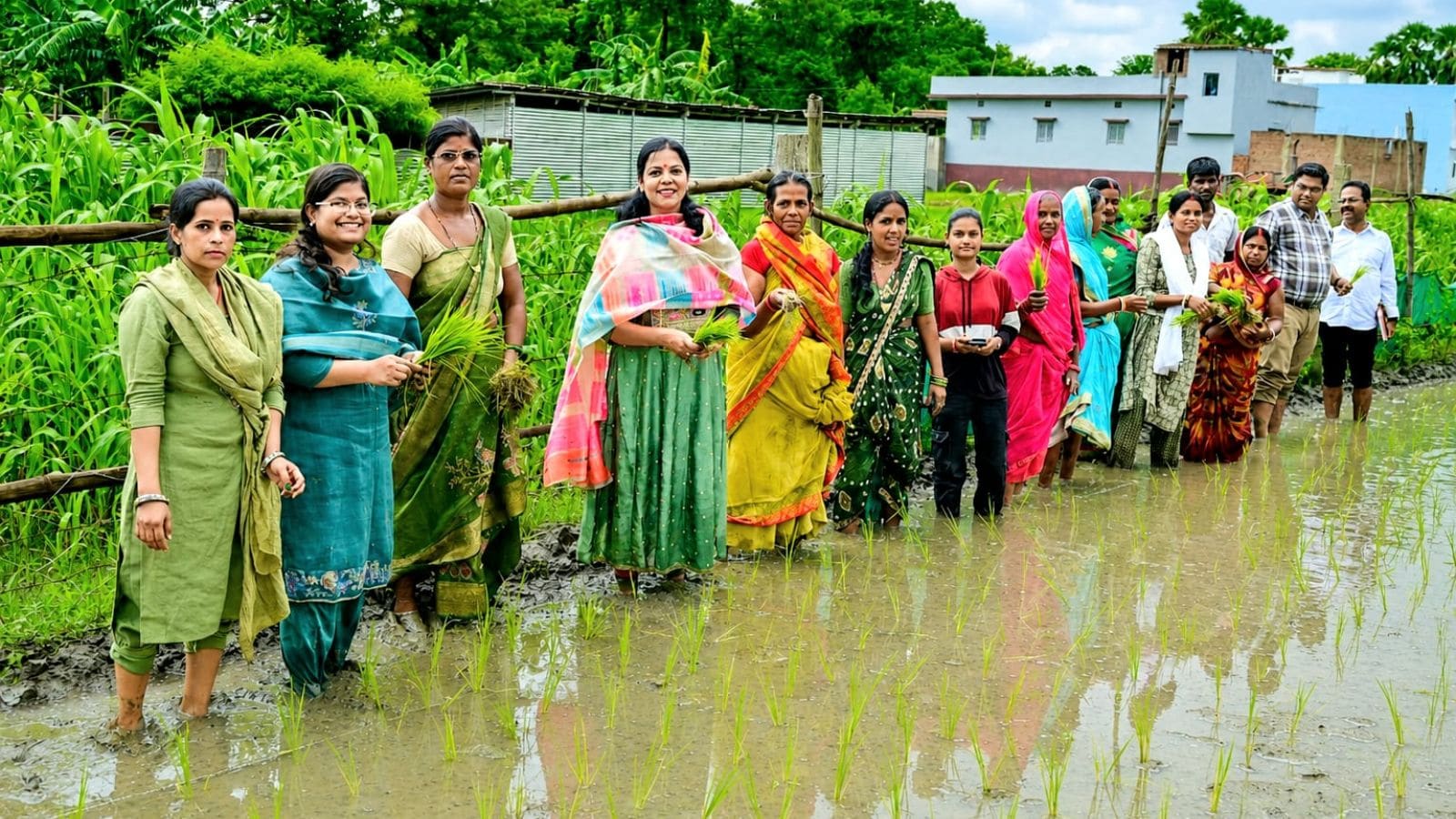 किसानों के साथ डीएम वर्षा सिंह 