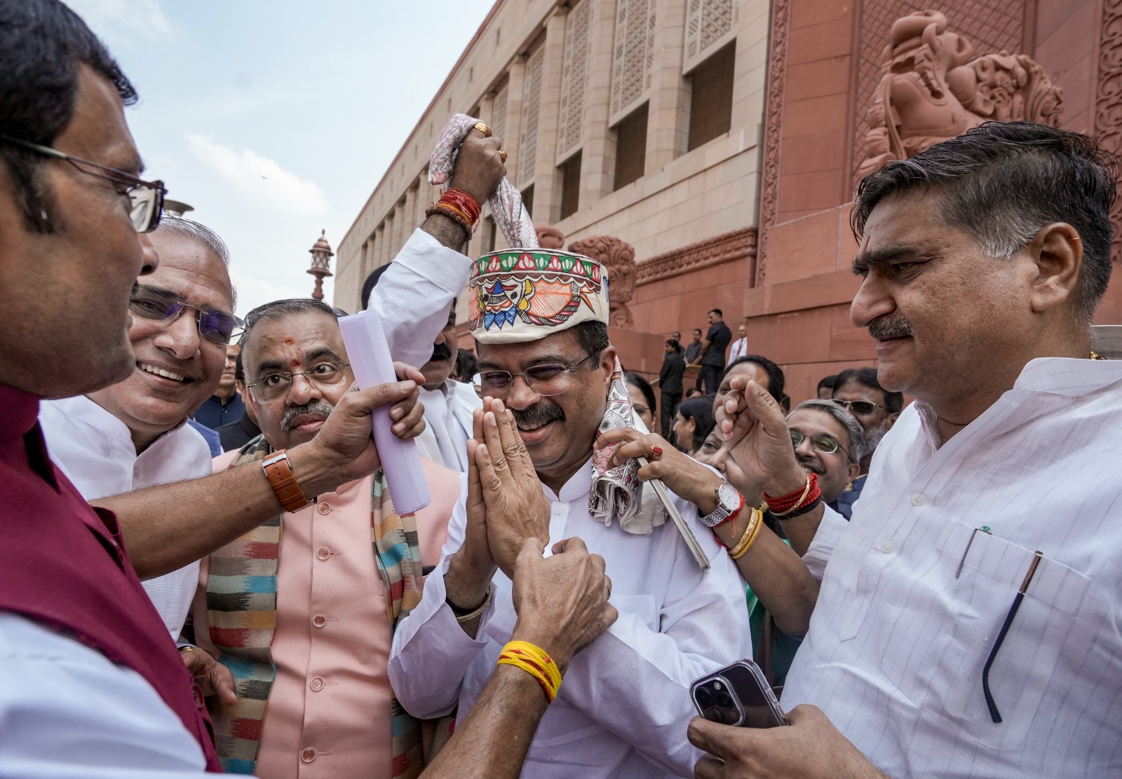 एनडीए सांसदों ने धर्मंद्र प्रधान का गर्मजोशी से स्वागत किया. 