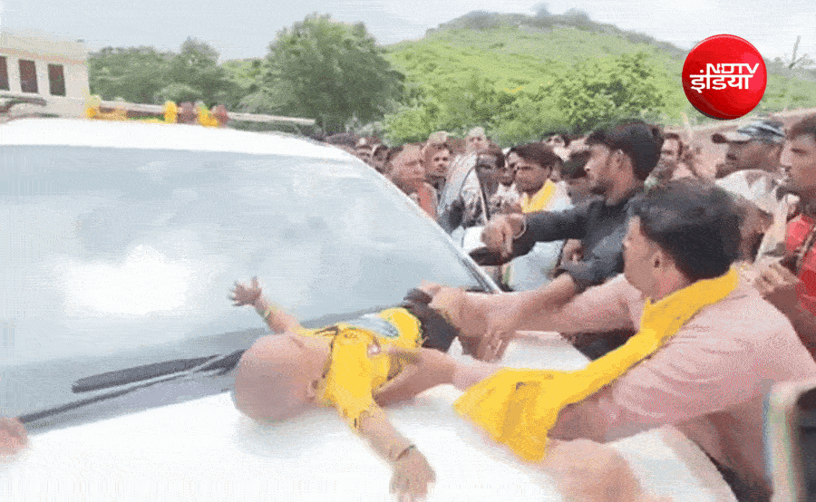 पिता ने कार के गर्म बोनट पर लेटाया बेटा. पिता ने कार के गर्म बोनट पर लेटाया बेटा.